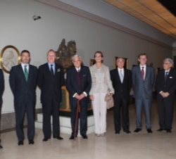 Doña Elena junto al director de la Real Academia de Bellas Artes de San Fernando, premiados y resto de invitados al acto